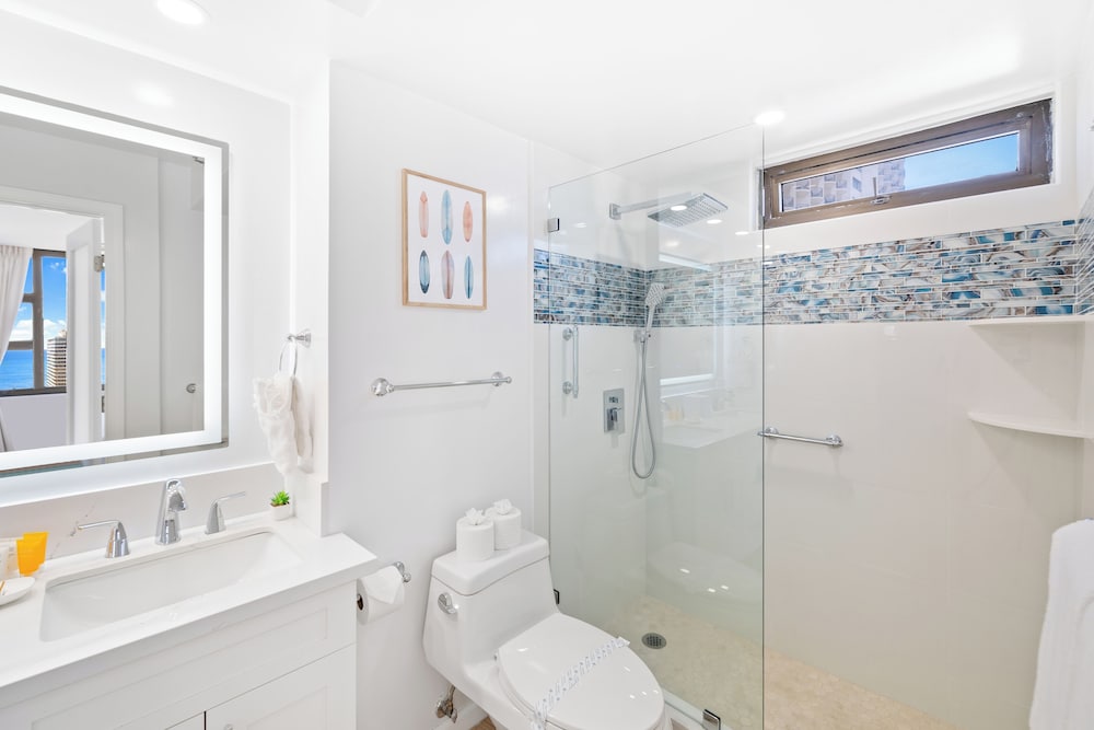 Premium Remodeled Condo with Ocean View and Parking: Premium Suite, 1 Bedroom, Air conditioning, Ocean View (0147) photo