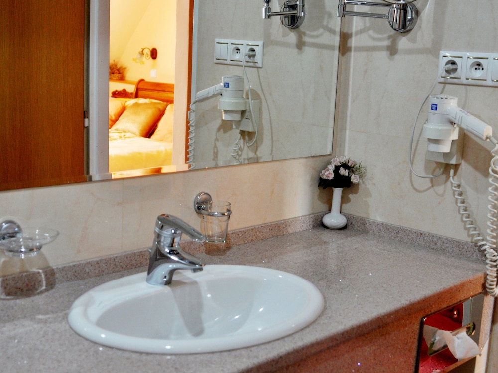 Superior Double Room thumbnail 5