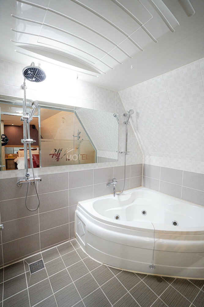 Family Room - Photo 6