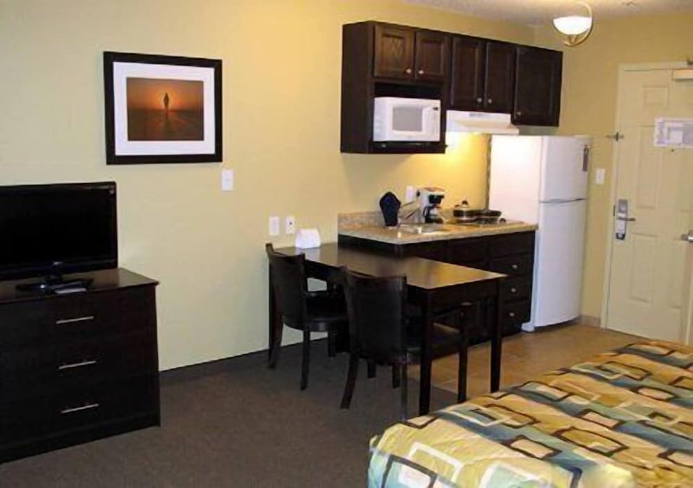 Room, 2 Queen Beds, Non Smoking (Upgrade) - Photo 6