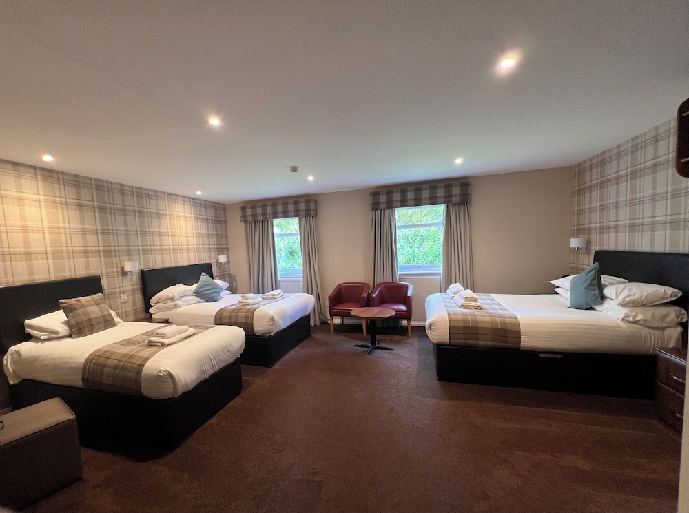 Large Family Room photo 2