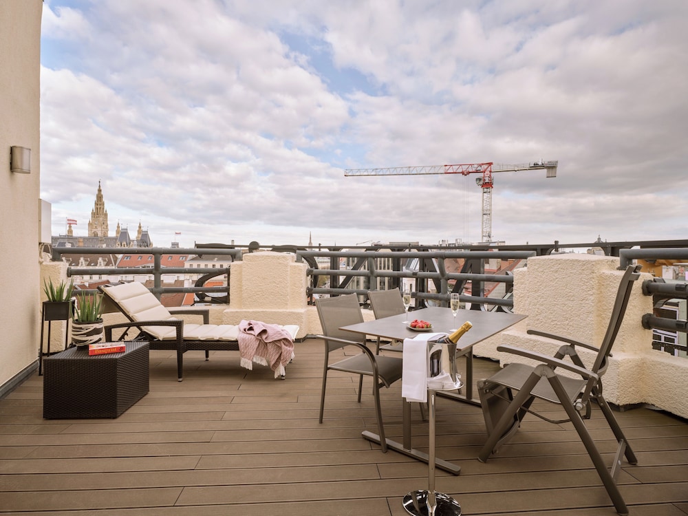 Signature Room, 1 Double Bed, City View photo 2