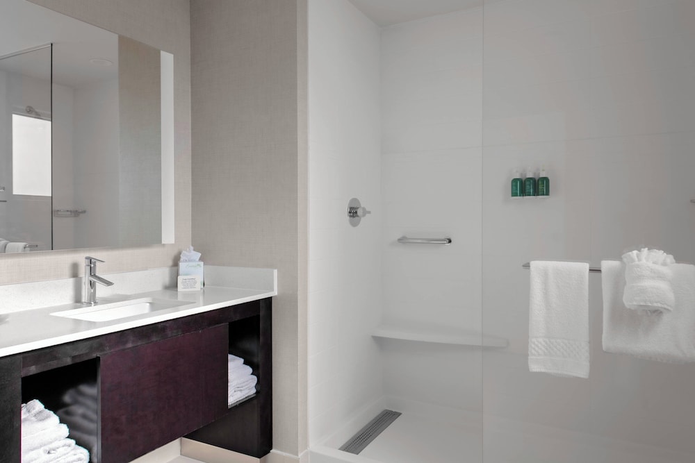 Suite, 1 Bedroom, Corner - Photo 7