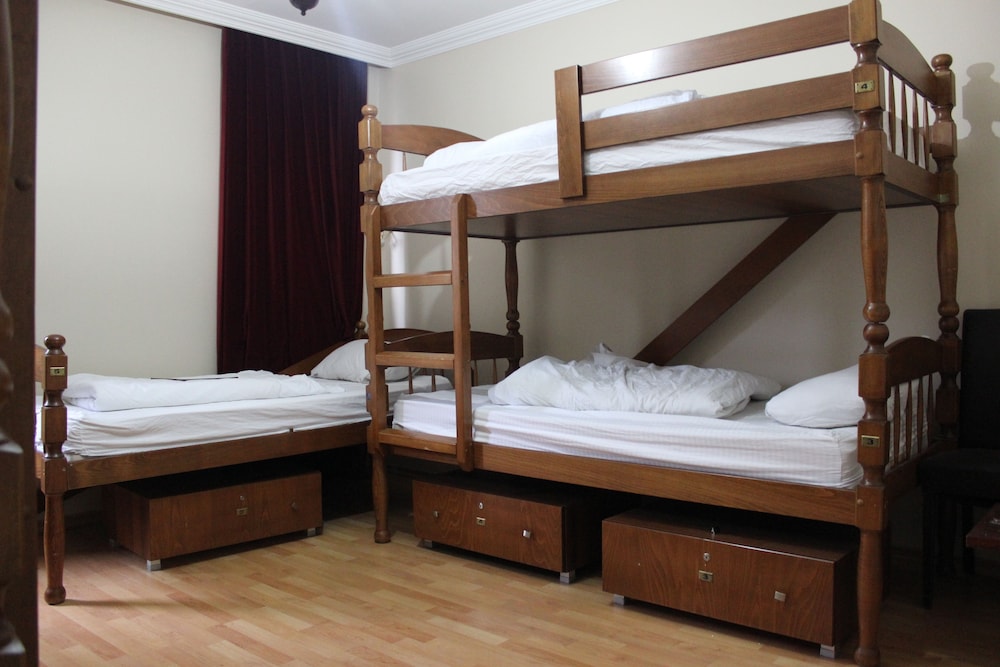 Standard Room, Multiple Beds, Private Bathroom photo 2