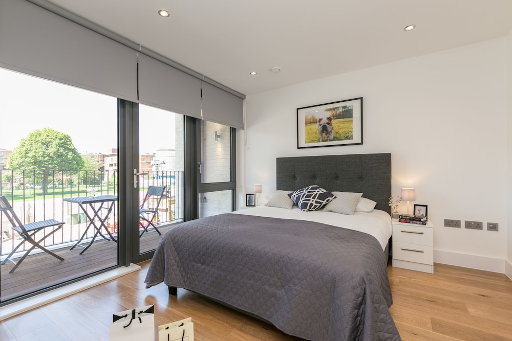 Deluxe Two Bedroom Apartment with Balcony photo 3