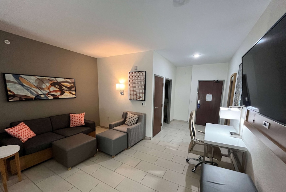 Suite, Multiple Beds, Kitchenette (2 TVs) - Photo 5