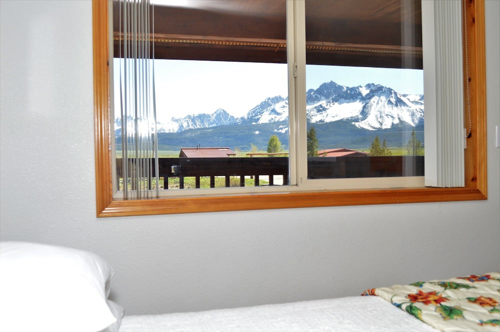 Room, 2 Queen Beds, Kitchenette, Mountain View photo 3