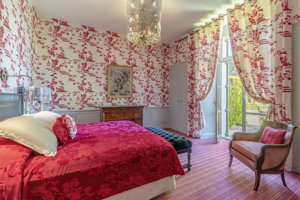 Luxurious Gallery photo 1