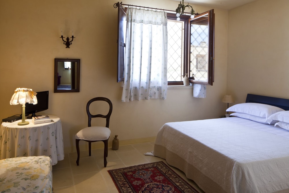 Junior Room, 1 Queen Bed, Ensuite photo 1