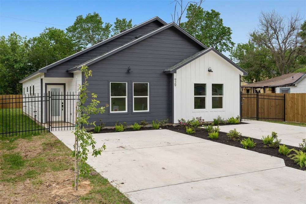 Cozy 3br Retreat With Yard, Billede 27