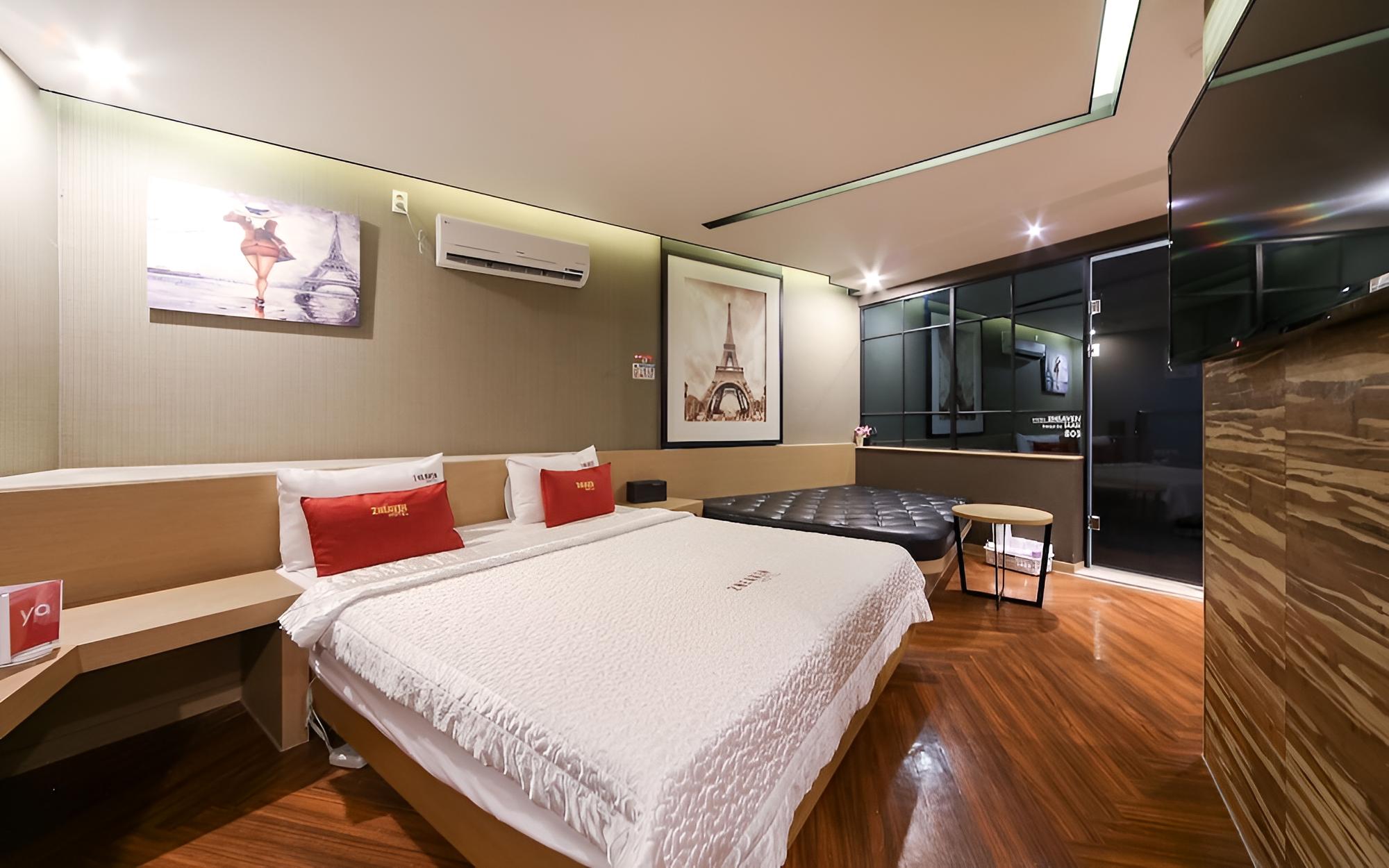 Room (Royal Suite Couple PC Room Netflix (B)