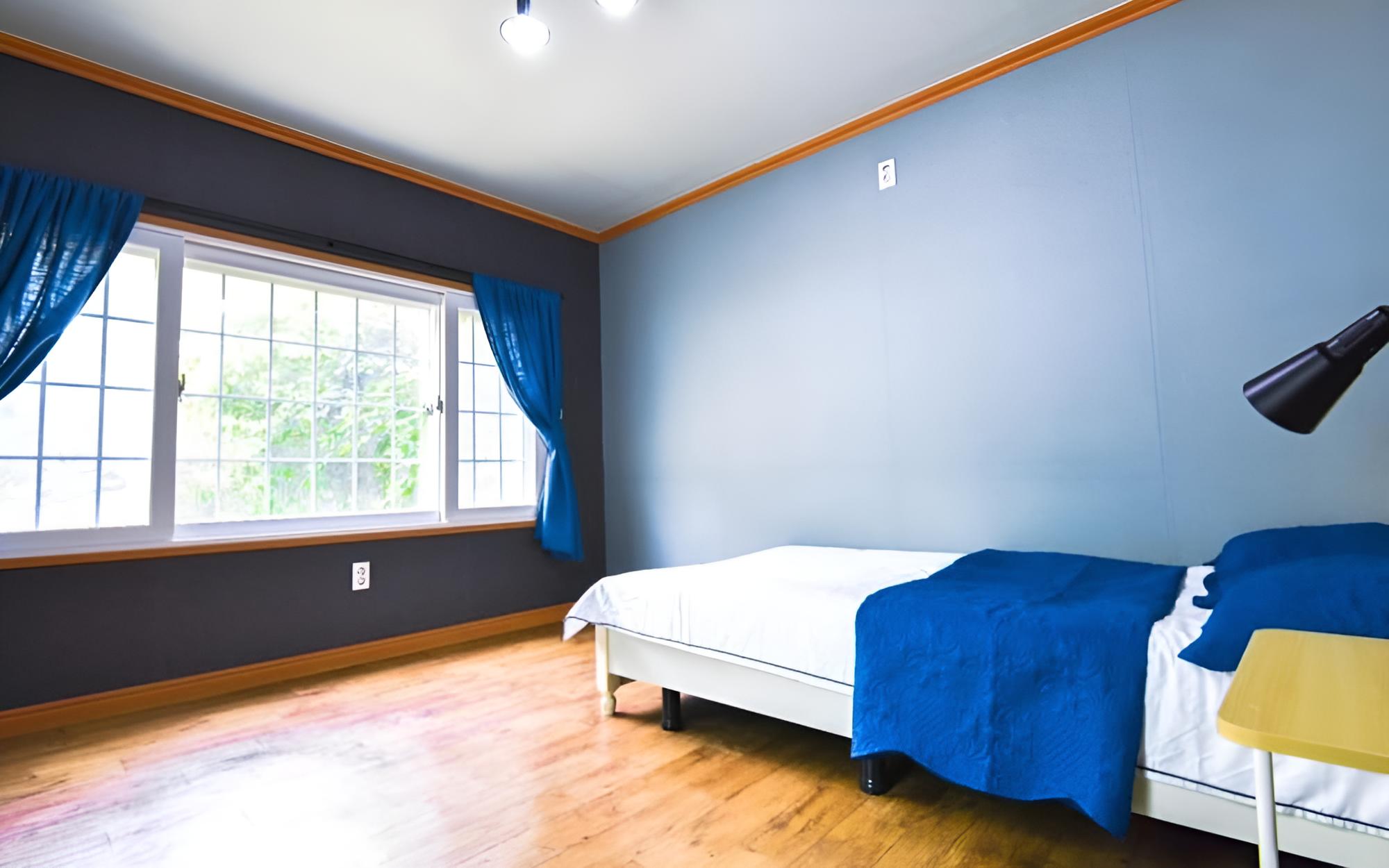 Room (WOOD WITH TREE) photo 3