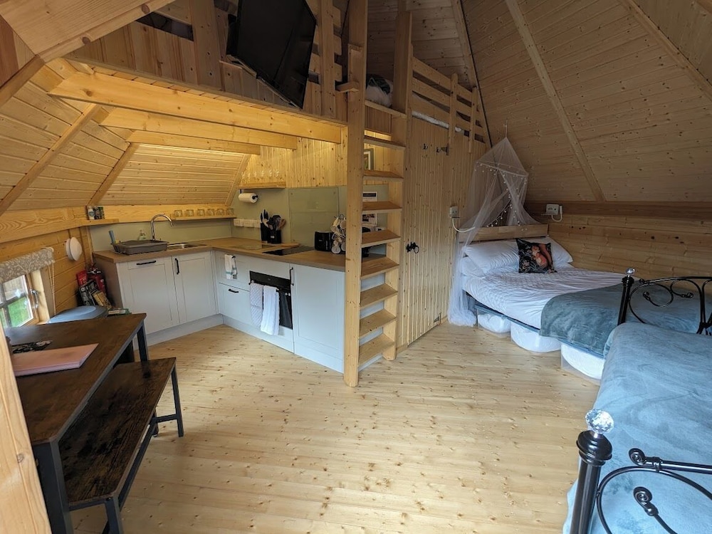 Romantic Cabin, Multiple Beds, Kitchenette, Garden View photo 1