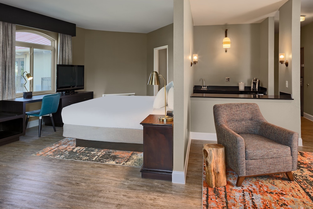 Suite, 1 King Bed, Balcony - Photo 1