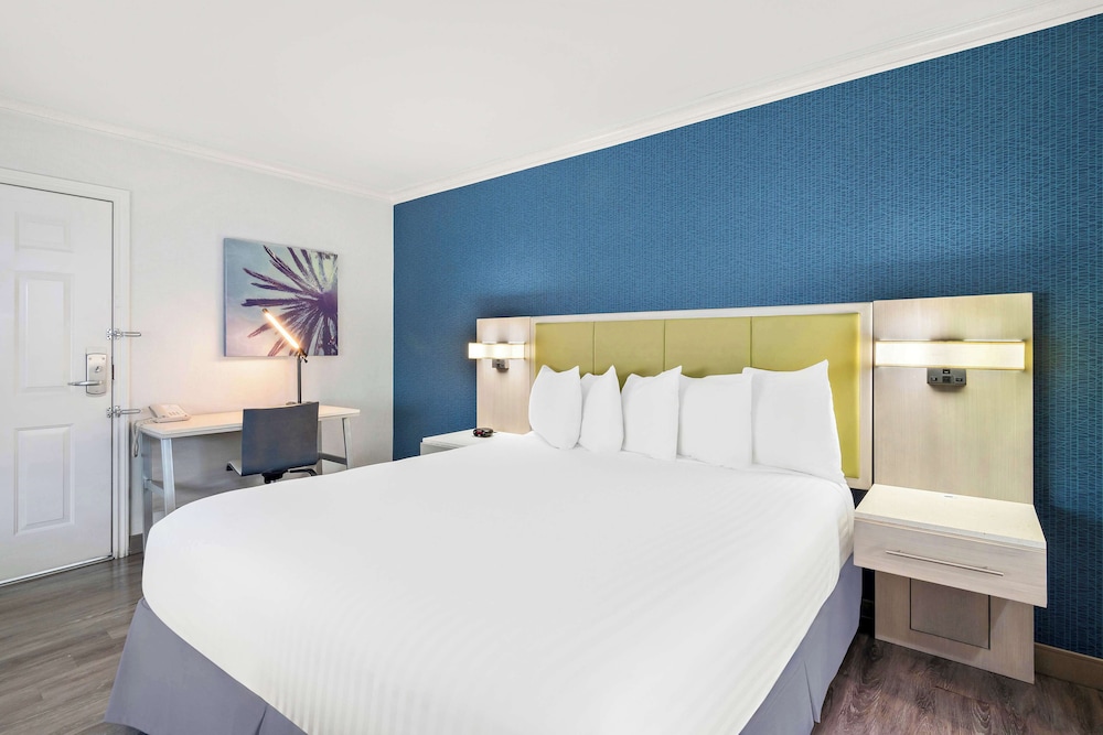 Standard Room, 1 Queen Bed, Accessible, Bathtub