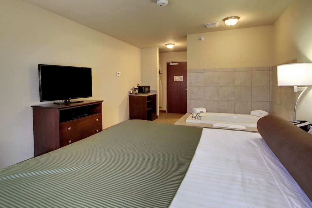 Room, 1 King Bed with Whirlpool, Non Smoking photo 3