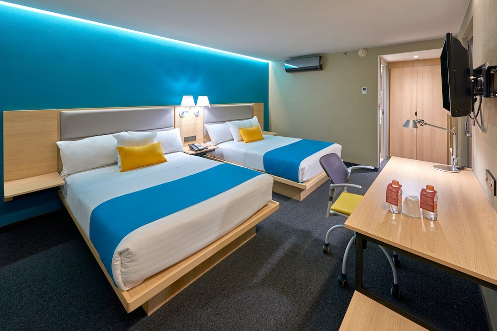 Suite, 2 Double Beds, Non Smoking - Photo 11