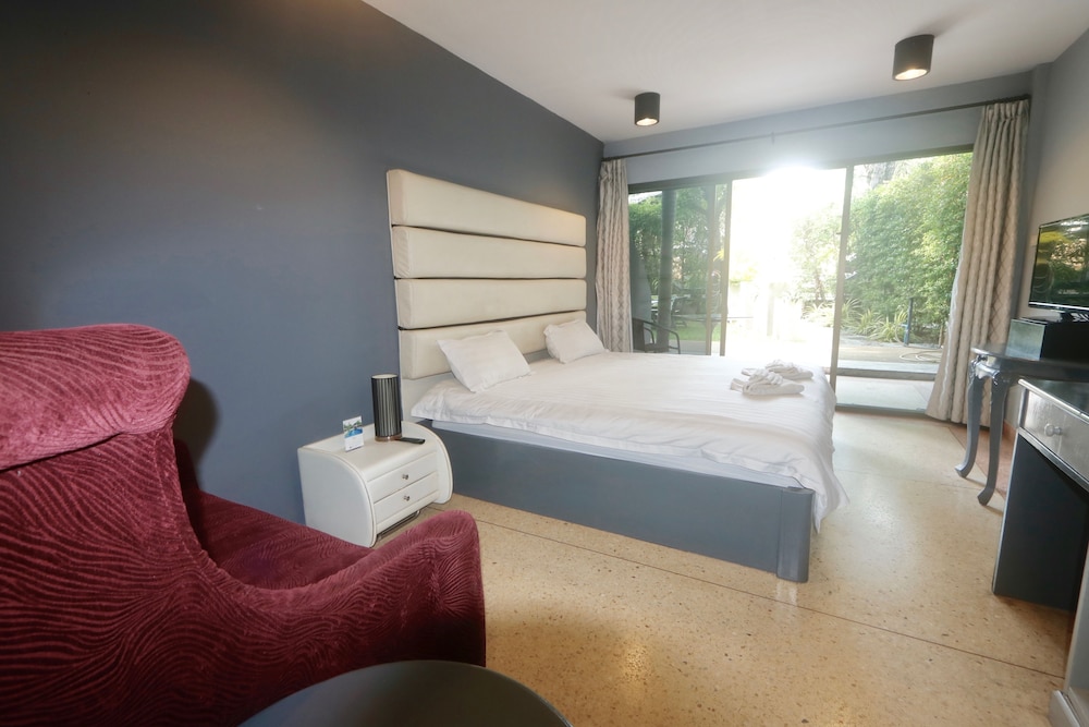 Standard Room, 1 King Bed, Garden View, Ground Floor photo 2