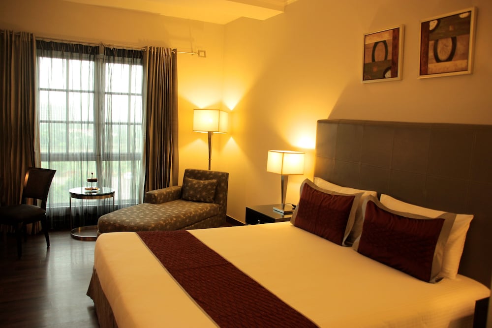 Executive Room, 1 King Bed, Garden View - Photo 1