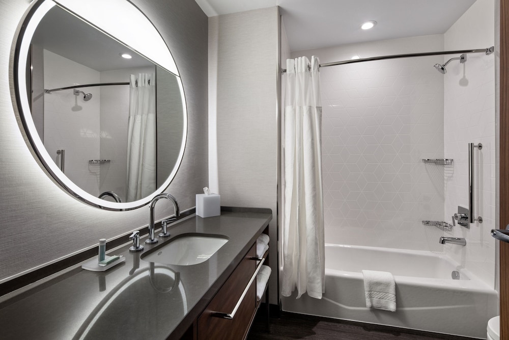 Standard Room, 2 Queen Beds (Mobility Accessible, Tub) - Photo 4