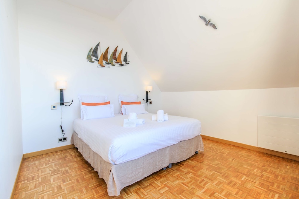 Suite, 1 King Bed, Non Smoking, Sea View photo 2