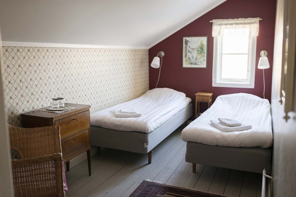Basic Twin Room, Shared Bathroom photo 1