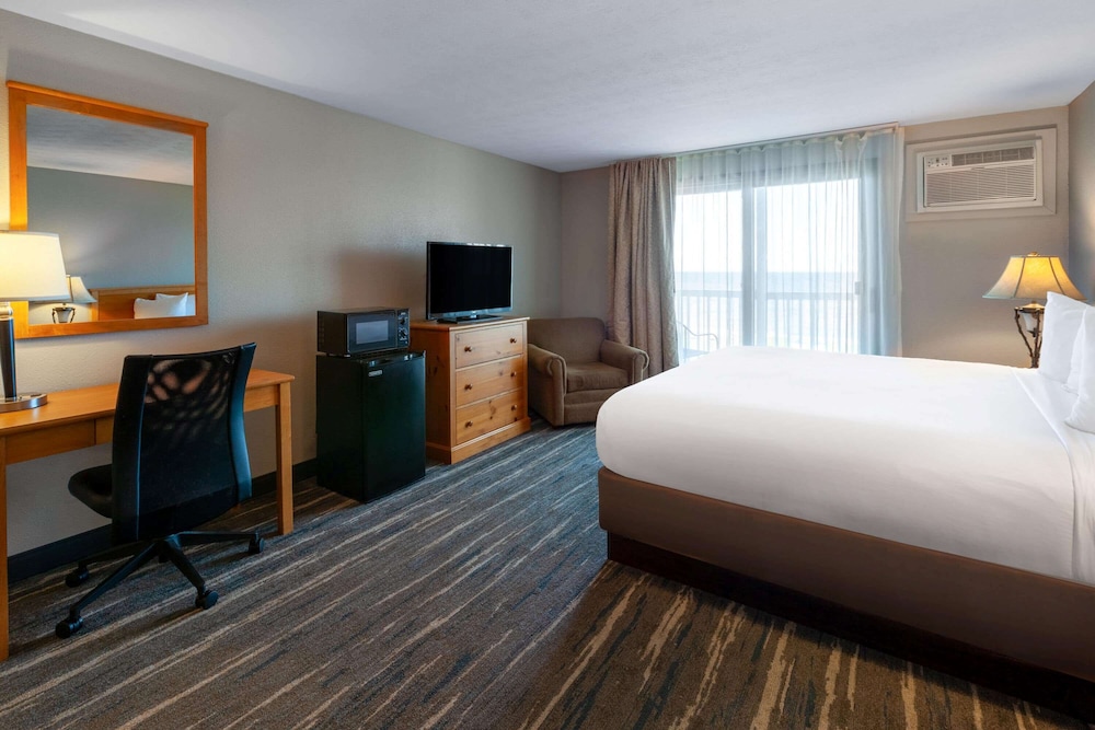 Standard Room, 1 King Bed, Lake View photo 2