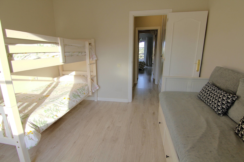 Apartamento de 2 habitaciones con terraza y vista a la piscina