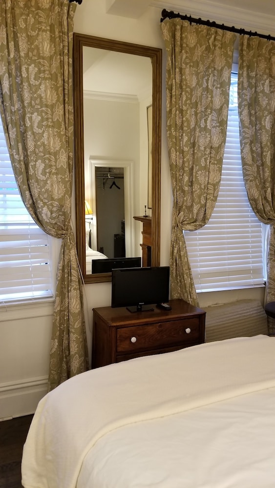 Surrey Room photo 3