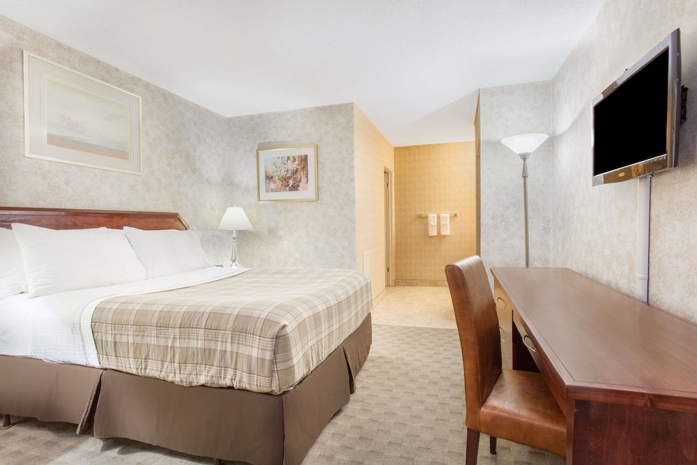 Standard Room, 1 Queen Bed, Non Smoking - Photo 2