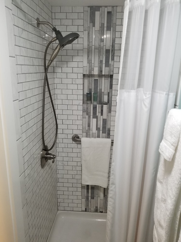 Guest Room 2 / Queen Bed Room with a Private Bath photo 3