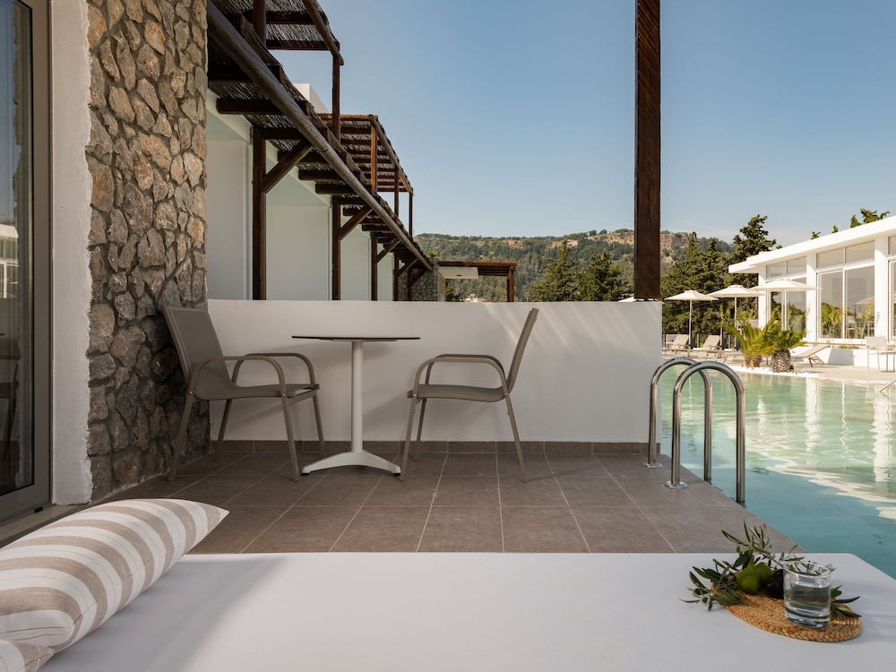 Comfort Suite, Pool View photo 2