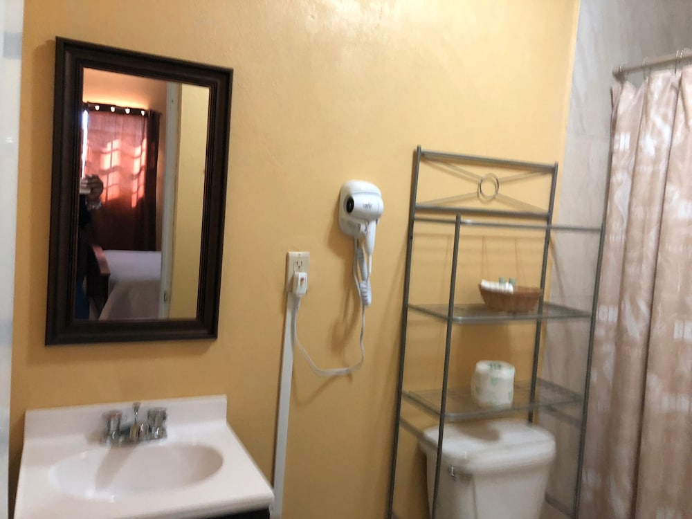 Comfort Single Room, 1 Queen Bed, Accessible, Refrigerator photo 2