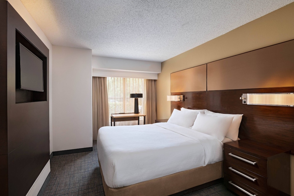 Suite, 2 Bedrooms, Fireplace (Mobility/Hearing Access, Roll-in Shwr)