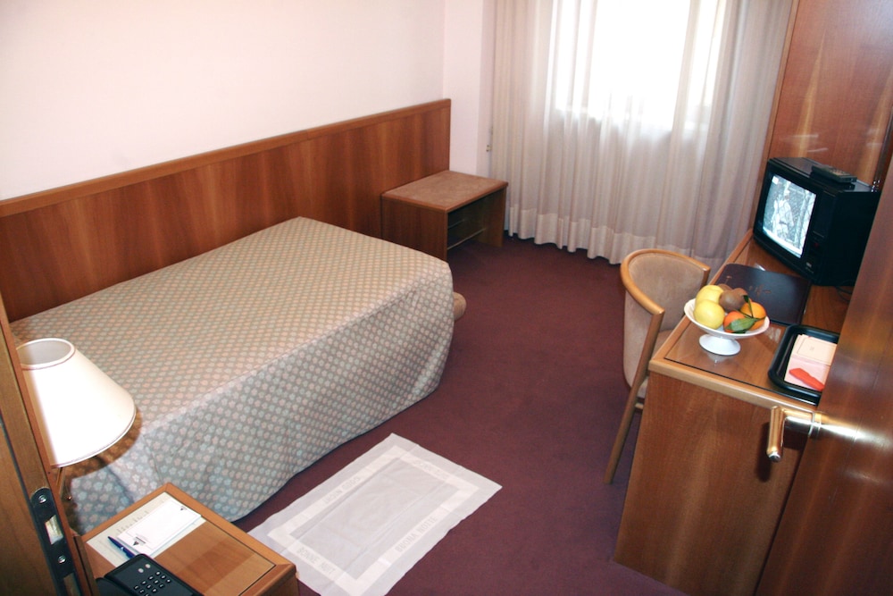 Standard Triple Room, Multiple Beds photo 2