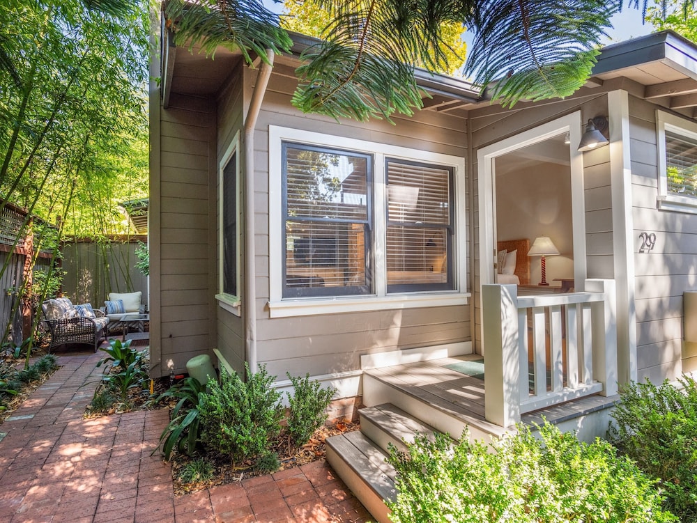 Signature Single Room, 1 King Bed, Fireplace, Garden Area