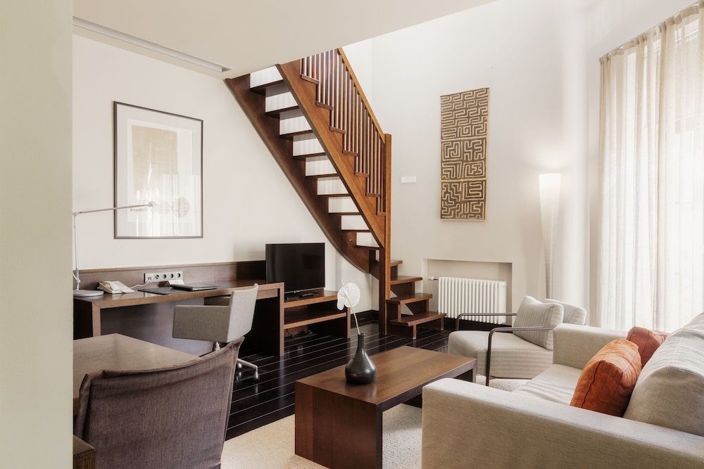 Loft Suite on 2 Floors 65m2(700 sq ft)