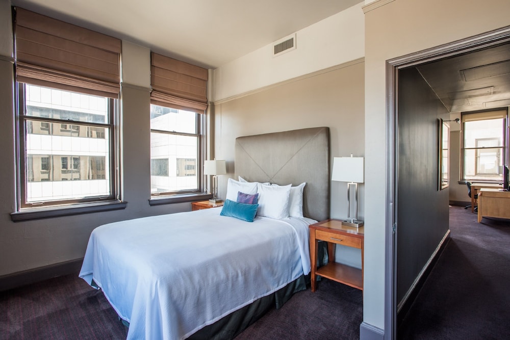 Signature Queen Suite photo 3