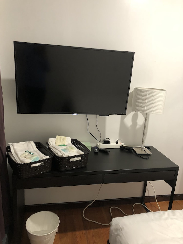 Basic Room, 1 Queen Bed, Non Smoking, City View photo 2