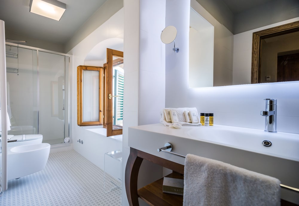 Deluxe Room - Photo 11