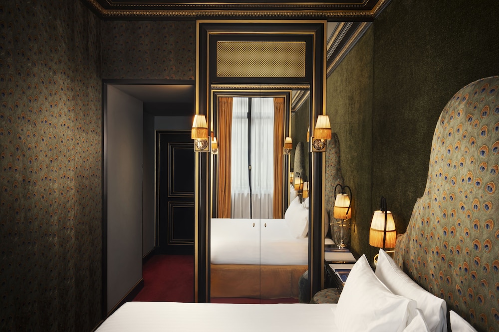 Deluxe Room thumbnail 5