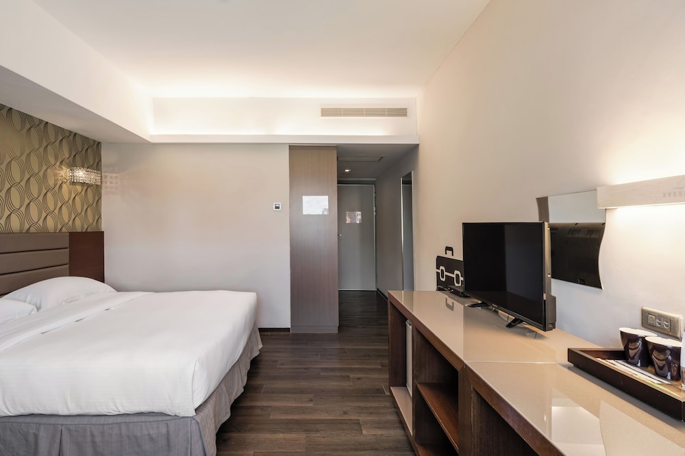 Deluxe Double Room, Non Smoking, Jetted Tub photo 2