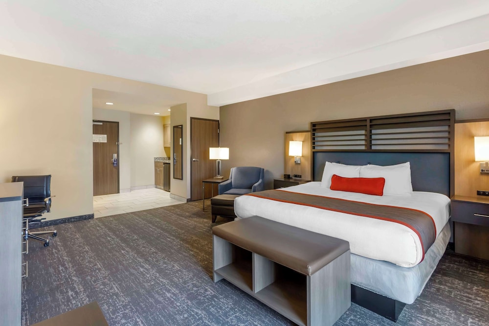 Suite, 1 King Bed with Sofa bed, Non Smoking, Balcony (with Sofabed) photo 2