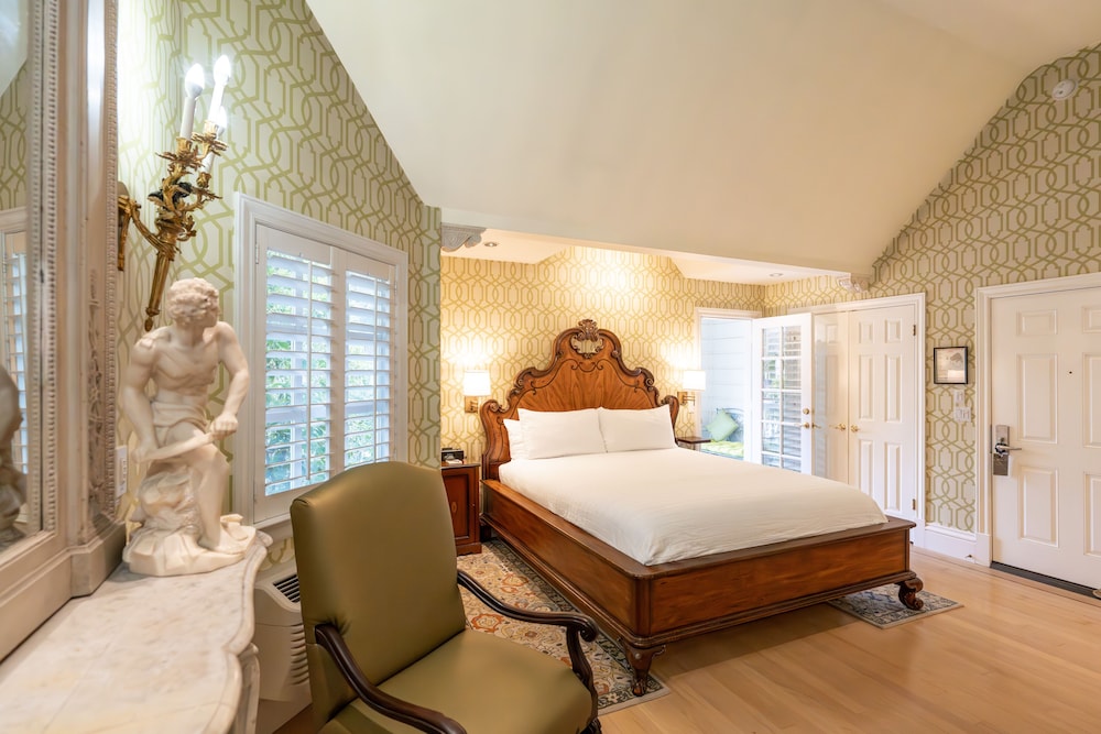 Signature Suite, 1 King Bed, Balcony - Photo 7