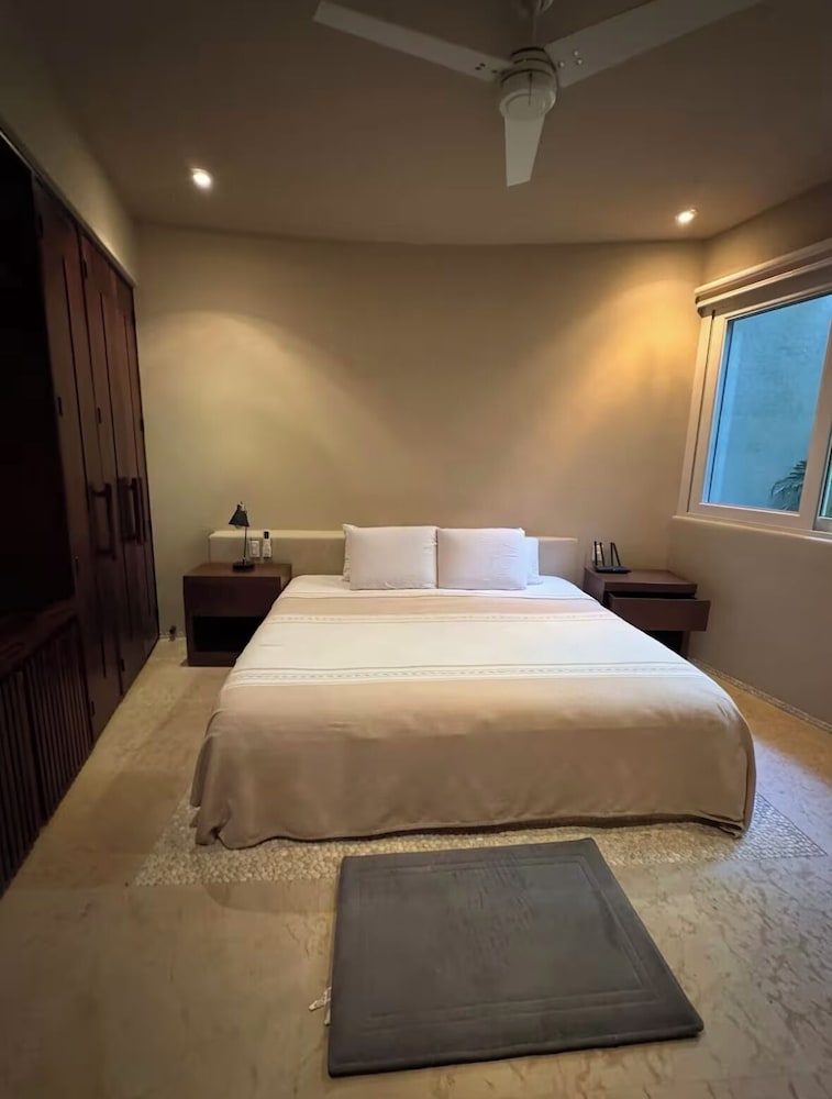 Condo, 2 Bedrooms, Ocean View, Beachside