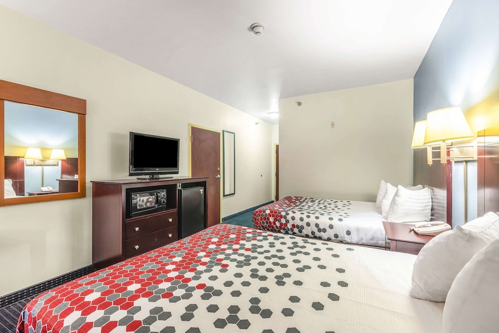 Standard Room, 2 Queen Beds, Non Smoking - Photo 5