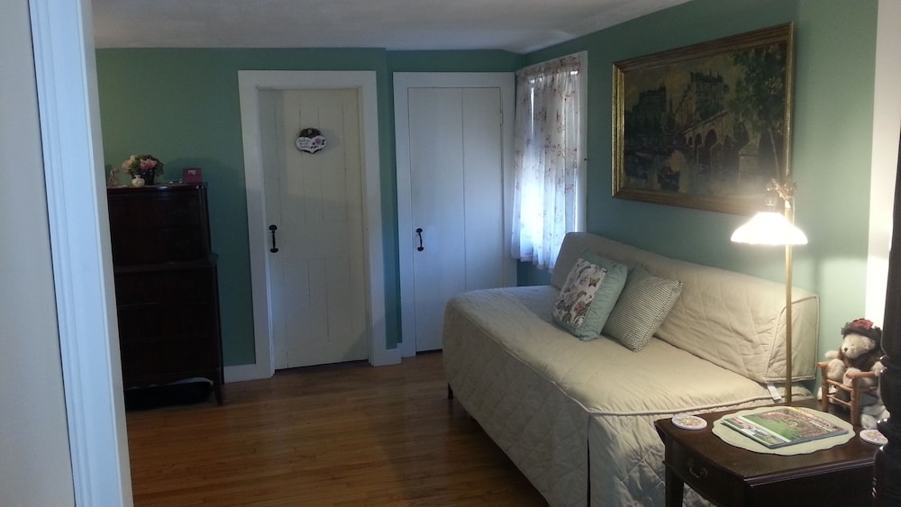 Traditional Studio Suite, Multiple Beds photo 2