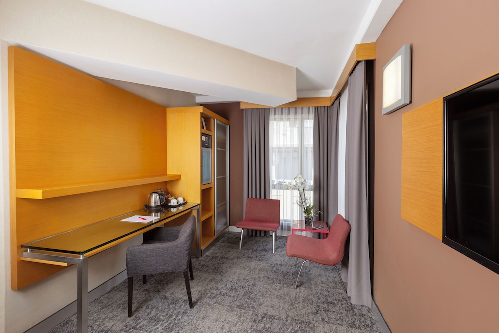 Deluxe Corner Room photo 3