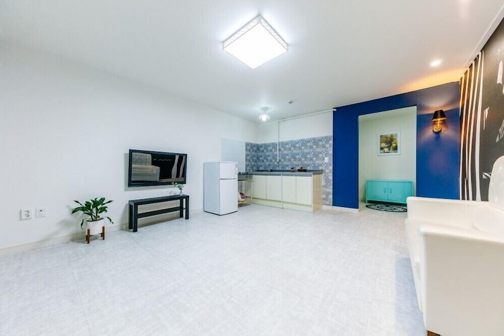 Room (C101)