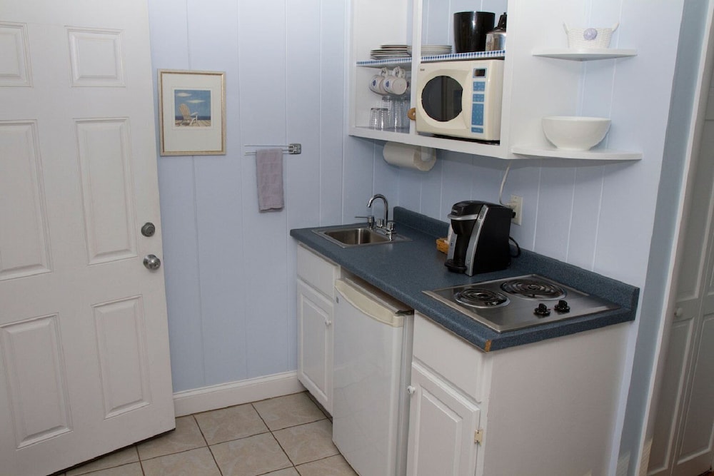 Deluxe Efficiency, Two Single Beds, Ocean View photo 2